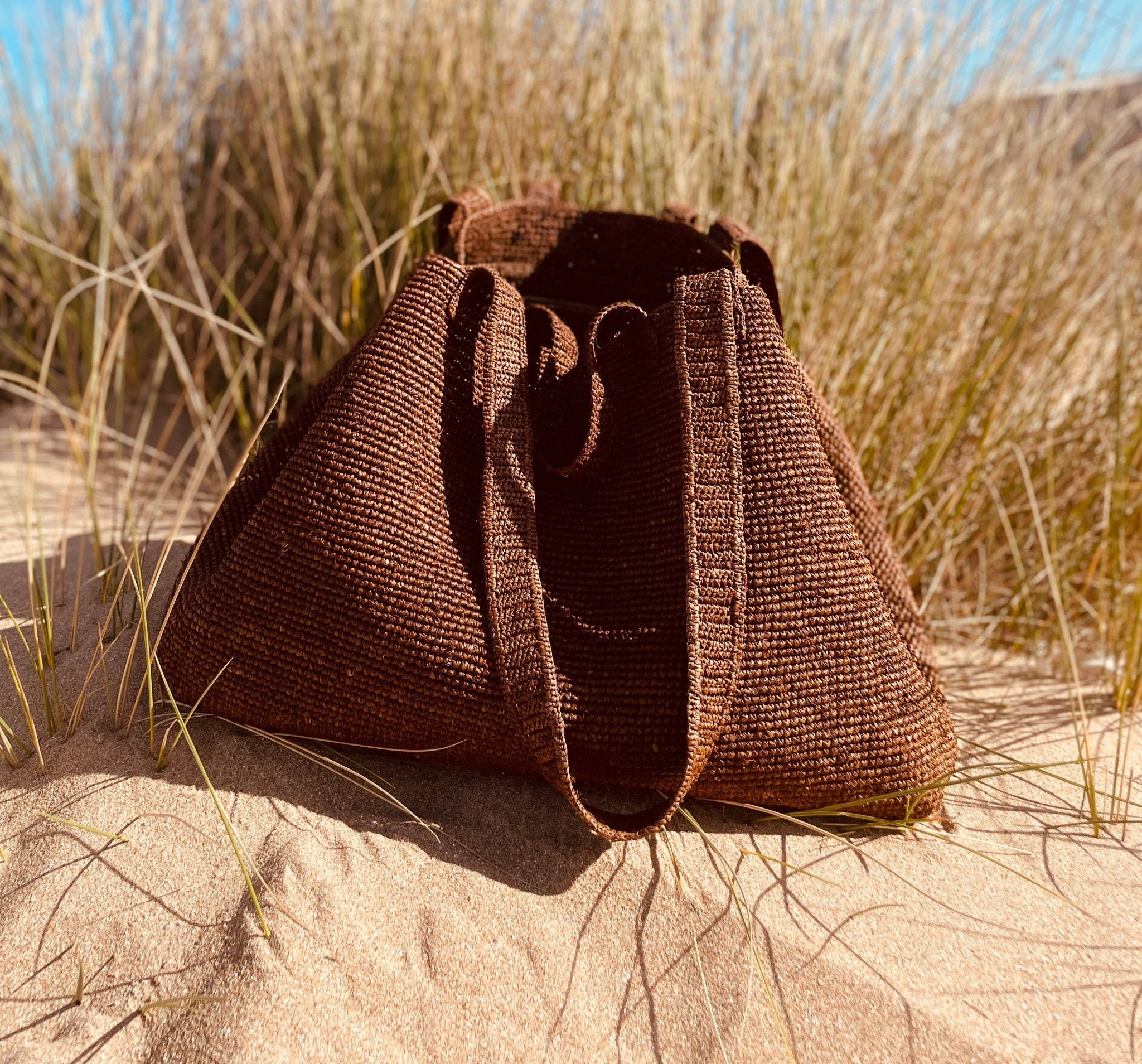 Sac en raphia fait main Madagascar Bossy thé foncé