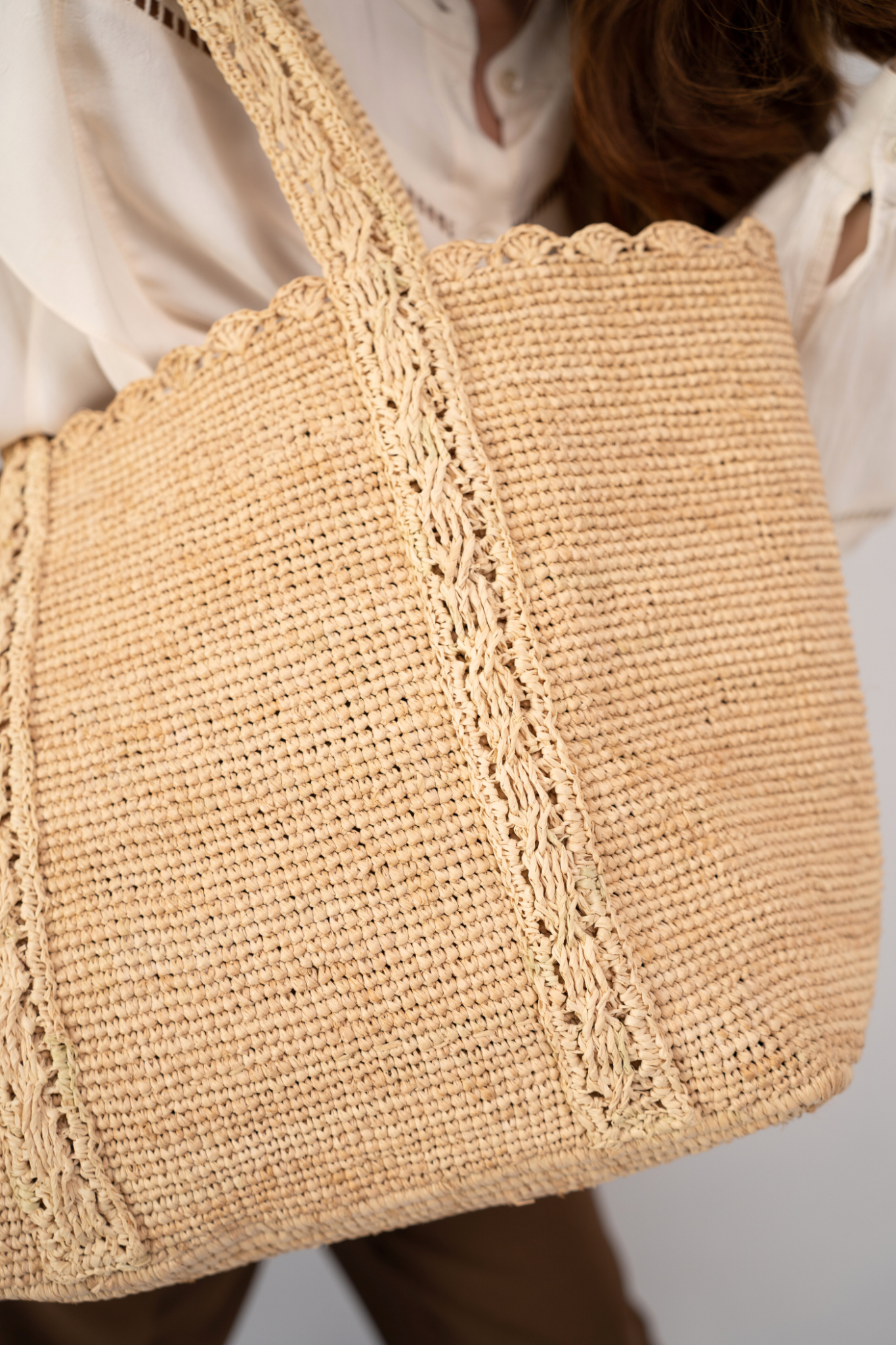 Panier en raphia artisanal Mia - vue de profil