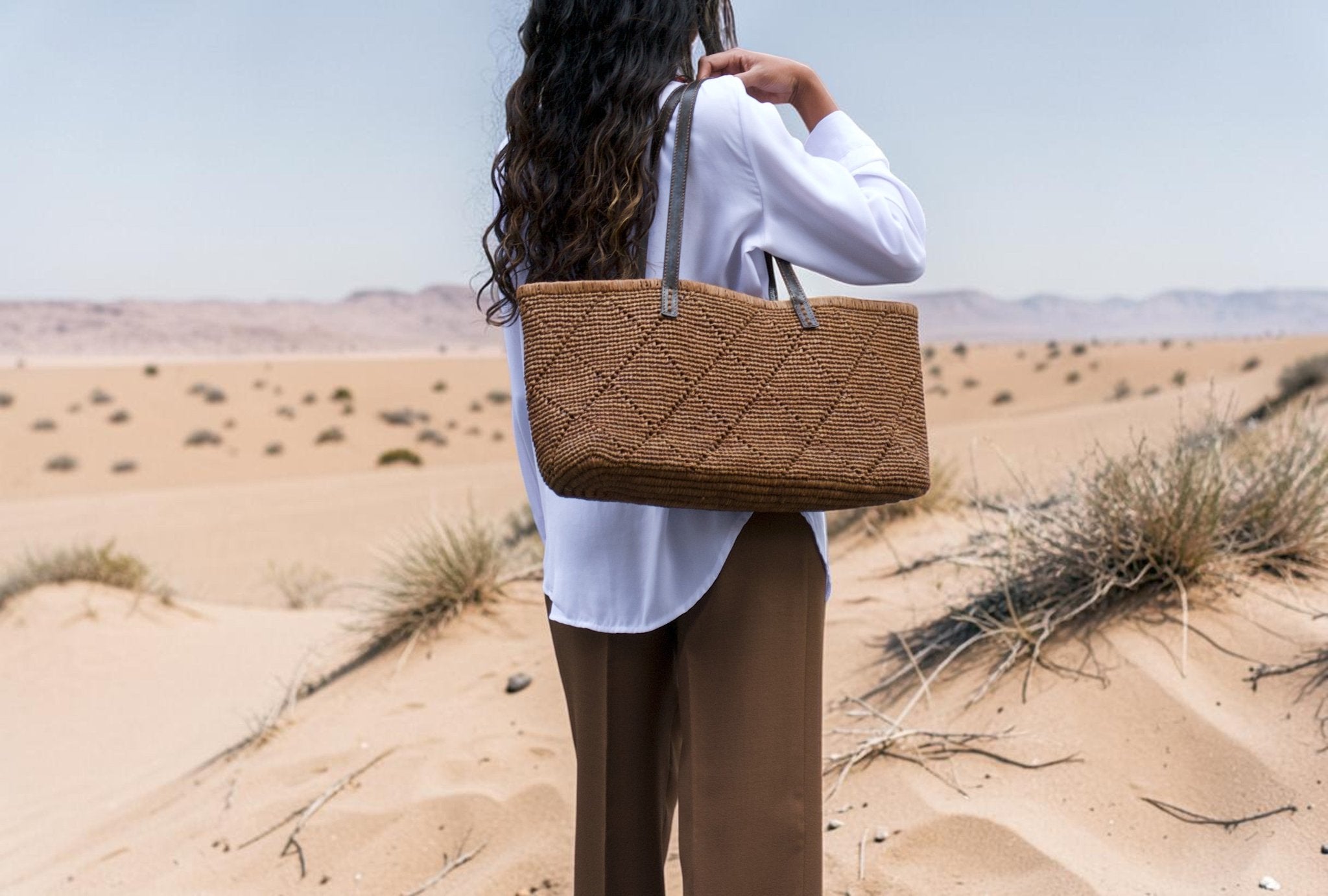 Panier en raphia Ambre porté épaule