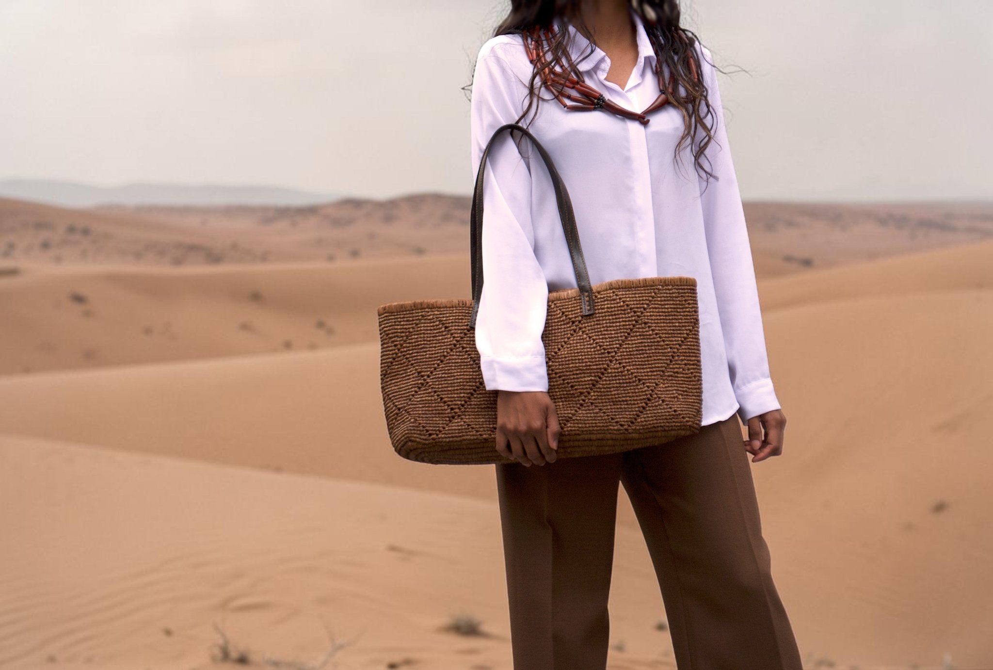Panier en raphia artisanal Ambre - vue de profil